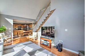 Interior - Amazing views, hot tub, foosball! (McGaheysville)