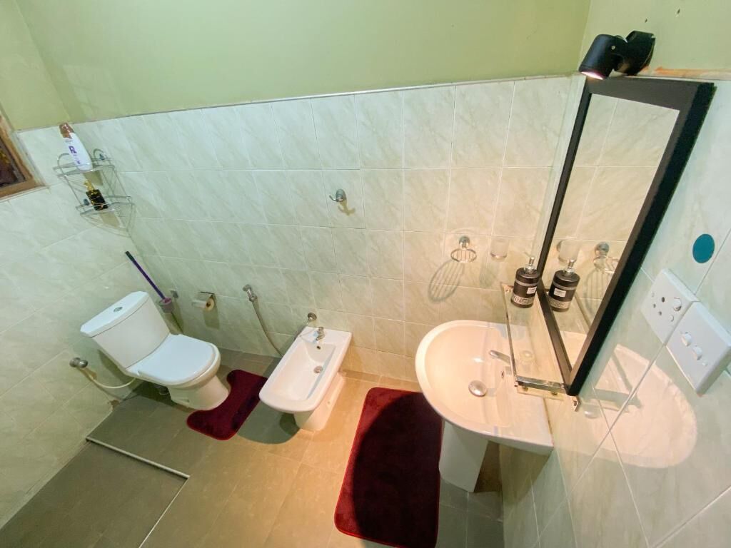 Đồ dùng nhà tắm miễn phí, máy sấy tóc, khăn tắm, giấy vệ sinh 
