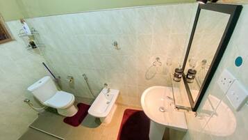 Đồ dùng nhà tắm miễn phí, máy sấy tóc, khăn tắm, giấy vệ sinh