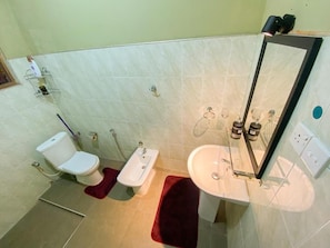 Đồ dùng nhà tắm miễn phí, máy sấy tóc, khăn tắm, giấy vệ sinh 