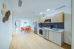 Fridge, microwave, oven, stovetop - Bonsai 3BR Retreat Grand 307 (Noord)