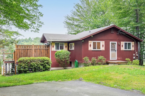 Lakefront Family Home w/ Docks in Barnstead!