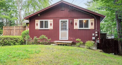 Lakefront Family Home w/ Docks in Barnstead!