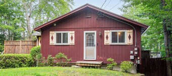 Lakefront Family Home w/ Docks in Barnstead!