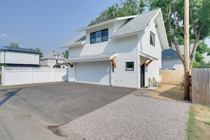 A two-story house with a covered patio and a driveway. - 1 Mi to UM Campus! Newly Built Apt w/ Side Yard (Missoula)