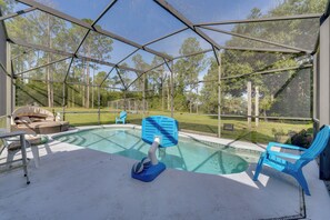Ein überdachter Pool im Freien mit Liegestühlen und einem Whirlpool.