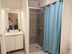 Bathroom - Vrbo Property (Lagny-sur-Marne)