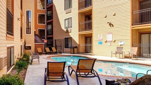 A pool area with lounge chairs and a sign indicating no diving. - King Bed Studio, Free Shuttle to Slopes & Main Street - Moose Mgmt 425 (Park City)