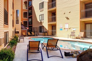 A pool area with lounge chairs and a sign indicating no diving. - King Bed Studio, Free Shuttle to Slopes & Main Street - Moose Mgmt 425 (Park City)