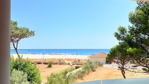 A balcony with a view of a beach and a clear sky. - Unique in St Cyprien, right on the water (Saint-Cyprien)