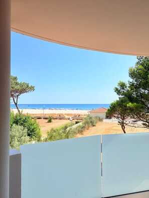 A balcony with a view of a beach and a clear sky. - Unique in St Cyprien, right on the water (Saint-Cyprien)