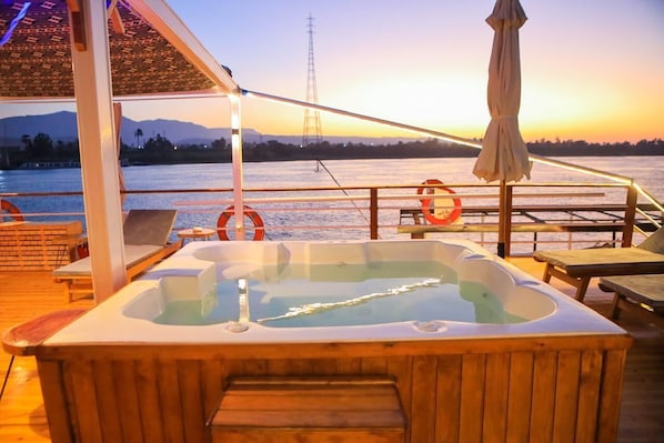 Bañera de hidromasaje al aire libre