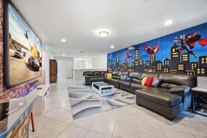 Ein modernes Wohnzimmer mit Stadtbild-Wandgemälde, einem Ledersofa und einem Couchtisch.