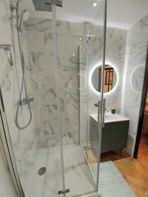 Hair dryer, towels, soap, toilet paper - Charming and cozy one-bedroom apartment in the very heart of the city—near the Loire River (Orléans)