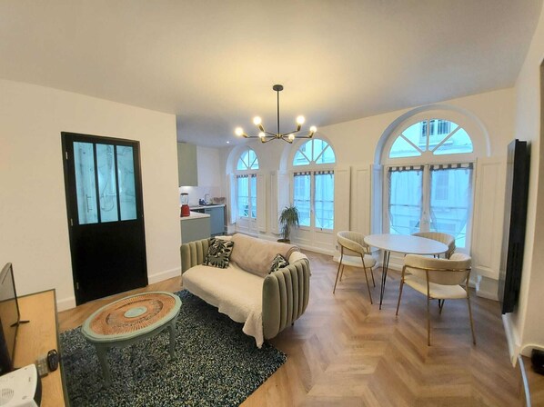 Living area - Charming and cozy one-bedroom apartment in the very heart of the city—near the Loire River (Orléans)