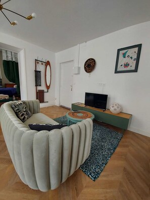Living area - Charming and cozy one-bedroom apartment in the very heart of the city—near the Loire River (Orléans)