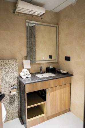 Dusche, Handt ücher, Seife, Toilettenpapier