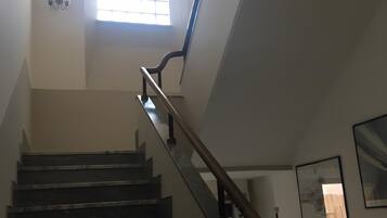 Eine Treppe mit Handlauf und einem Fenster am oberen Ende.