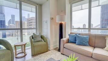 Un salon moderne avec un canapé, un fauteuil et une petite table.