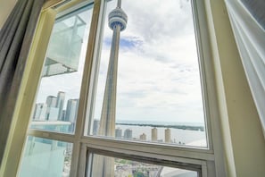 Un edificio alto con vista a una torre y una masa de agua.