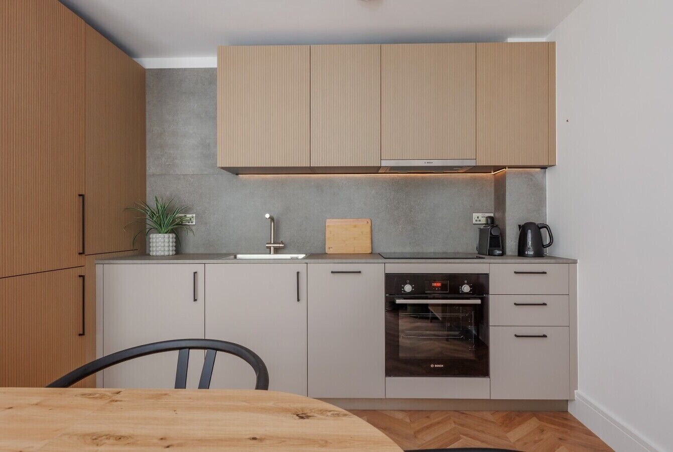 Coffee/tea maker, fridge, microwave, oven