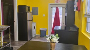 Coffee/tea maker, fridge, microwave, oven - Lakefront Escape on Twin Lake Cabin + Trailer (Twin Lake)