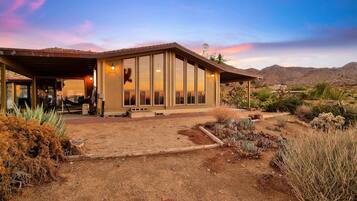 House, 2 Bedrooms | Exterior