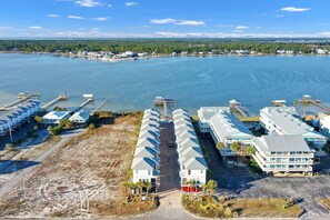 Un hôtel situé sur la côte, composé de plusieurs bâtiments, doté d’un port de plaisance et offrant une vue sur la mer.