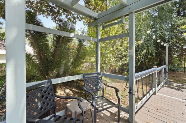 Terrace/patio - Single-story Navarre home sleeping 9 across 4 bedrooms, just minutes from sugar-white Navarre Beach. Full kitchen, in-unit laundry, workspace, and a beach bag stocked with towels & life jackets. Perfect for an easy Gulf Coast family escape! (Navarre)