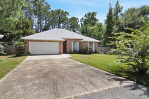 Exterior - Single-story Navarre home sleeping 9 across 4 bedrooms, just minutes from sugar-white Navarre Beach. Full kitchen, in-unit laundry, workspace, and a beach bag stocked with towels & life jackets. Perfect for an easy Gulf Coast family escape! (Navarre)