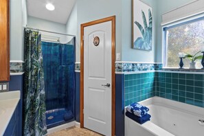 Bathroom - Single-story Navarre home sleeping 9 across 4 bedrooms, just minutes from sugar-white Navarre Beach. Full kitchen, in-unit laundry, workspace, and a beach bag stocked with towels & life jackets. Perfect for an easy Gulf Coast family escape! (Navarre)