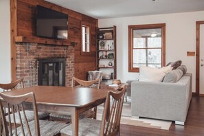 TV - Gorgeous Views • Hot Tub Getaway • Secluded Cabin (Logan)