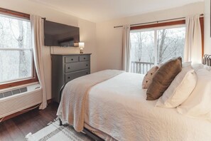 WiFi, bed sheets - Gorgeous Views • Hot Tub Getaway • Secluded Cabin (Logan)