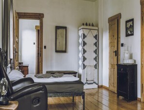 A room with a bed, a cabinet, and a door. - Countryside Stay in Trzcinsko (Janowice Wielkie)