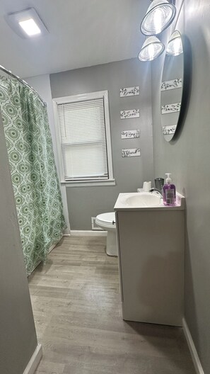 Hair dryer, towels, soap, toilet paper - 3-bedroom house in welcoming Raytown with cool AC (Raytown)