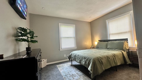 The Sage House 3 bedroom-7 minutes to Chiefs Stadium!