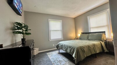 The Sage House 3 bedroom-7 minutes to Chiefs Stadium!