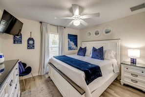 Room - Blue Heaven Rendezvous — 4 BR/ 2 bath retreat in SW Cape Coral with  heated pool and spa, bicycles, and fully fenced backyard (Cape Coral)