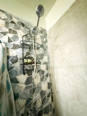 Dusche, Haartrockner, Handtücher, Seife