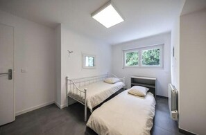 4 habitaciones, tabla de planchar con plancha, wifi y ropa de cama 