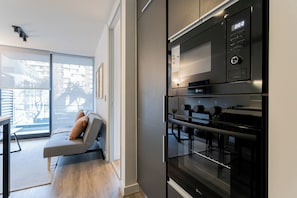 Standard-Apartment, 1 Queen-Bett und Schlafsofa, Balkon | Innenbereich