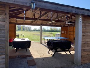 An outdoor covered area with a ping pong table, a barbecue grill, and a table tennis table. - Aspace 3* 2 bedroom gites with large pool, fun games area,Many local attractions (La Ferrière-en-Parthenay)