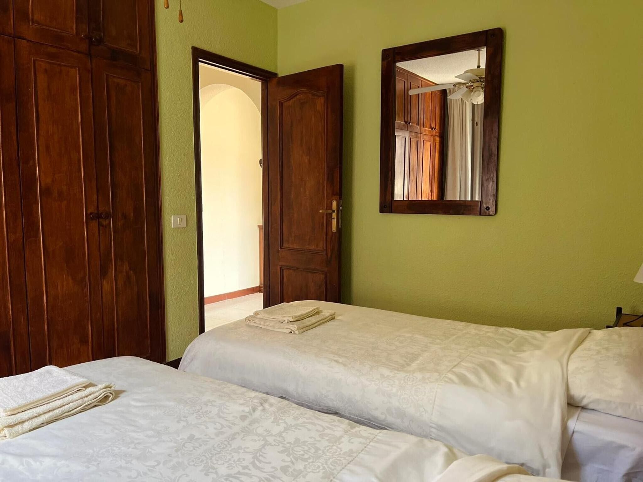 3 bedrooms, iron/ironing board, WiFi, bed sheets