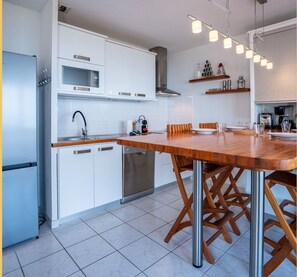 Wasserkocher mit Kaffee-/Teezubehör, Kühlschrank, Mikrowelle, Ofen