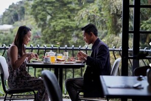 รับประทานอาหารกลางแจ้ง
