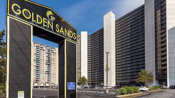 Um edifício grande com uma placa indicando 'GOLDEN SANDS' na entrada.