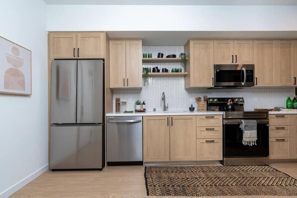 Coffee/tea maker, fridge, microwave, oven