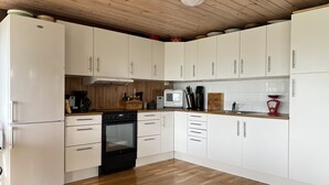 Wasserkocher mit Kaffee-/Teezubehör, Kühlschrank, Mikrowelle, Ofen