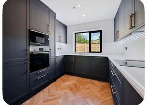 Private kitchen - Beautiful 4-Bedroom House in Raynes Park, Near Wimbledon (Ranyspark)