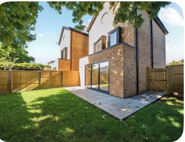 Exterior - Beautiful 4-Bedroom House in Raynes Park, Near Wimbledon (Ranyspark)